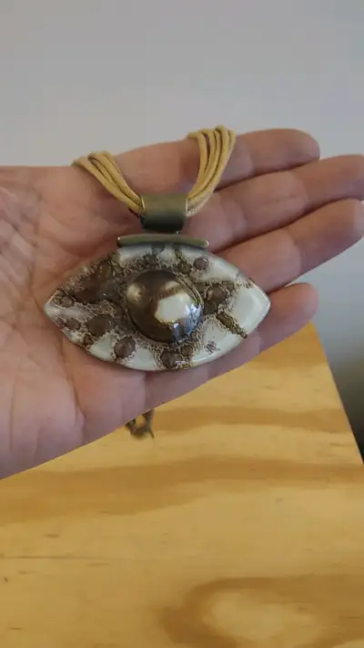 Collar artesanal con colgante de piedra - miniatura 1