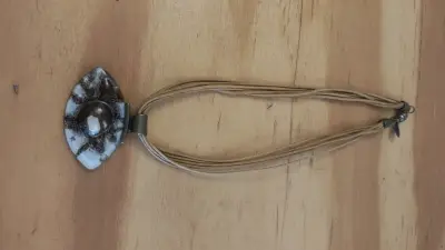 Collar artesanal con colgante de piedra - miniatura 2