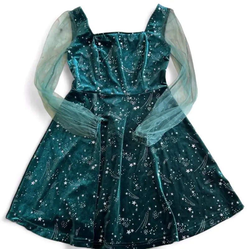 Vestido verde de terciopelo con mangas transparentes - 2