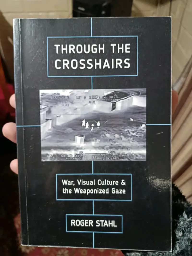 Libro 'Through the Crosshairs' de Roger Stahl - 1
