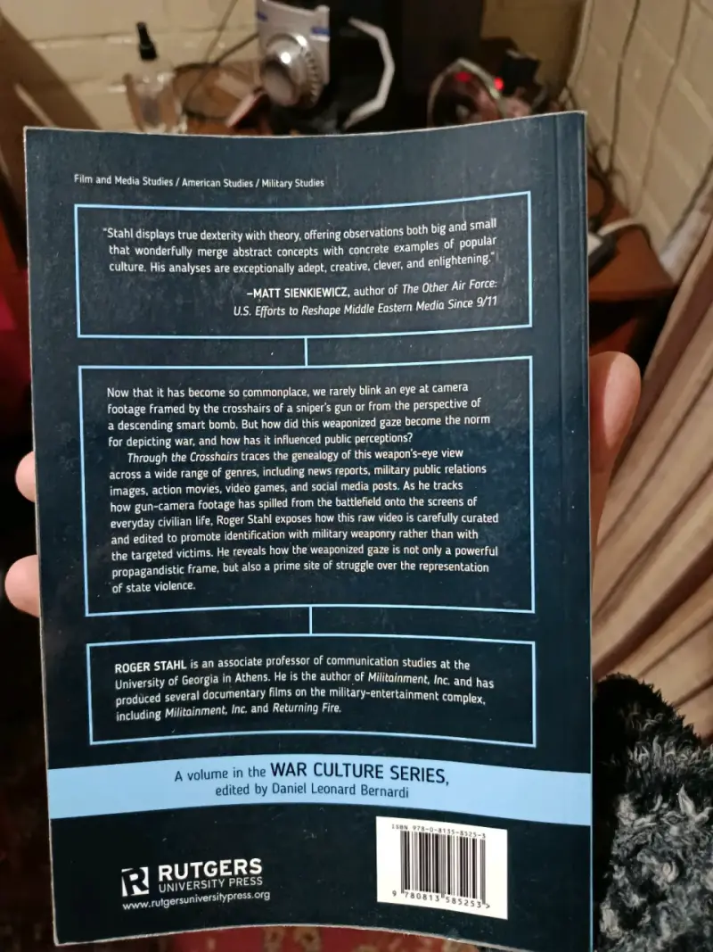 Libro 'Through the Crosshairs' de Roger Stahl - 2
