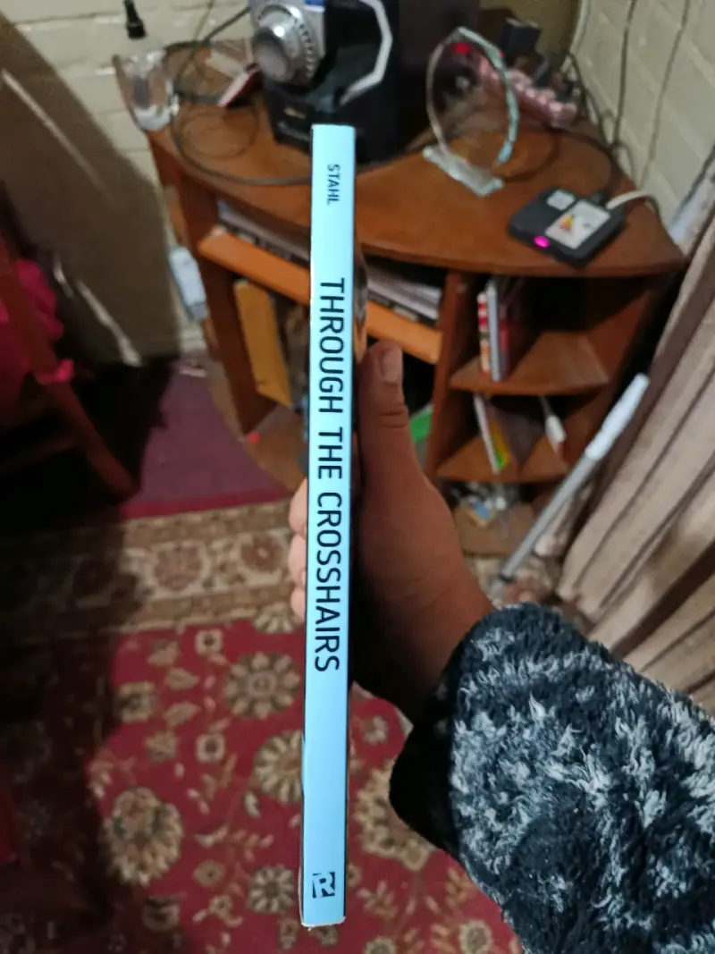 Libro 'Through the Crosshairs' de Roger Stahl - 3