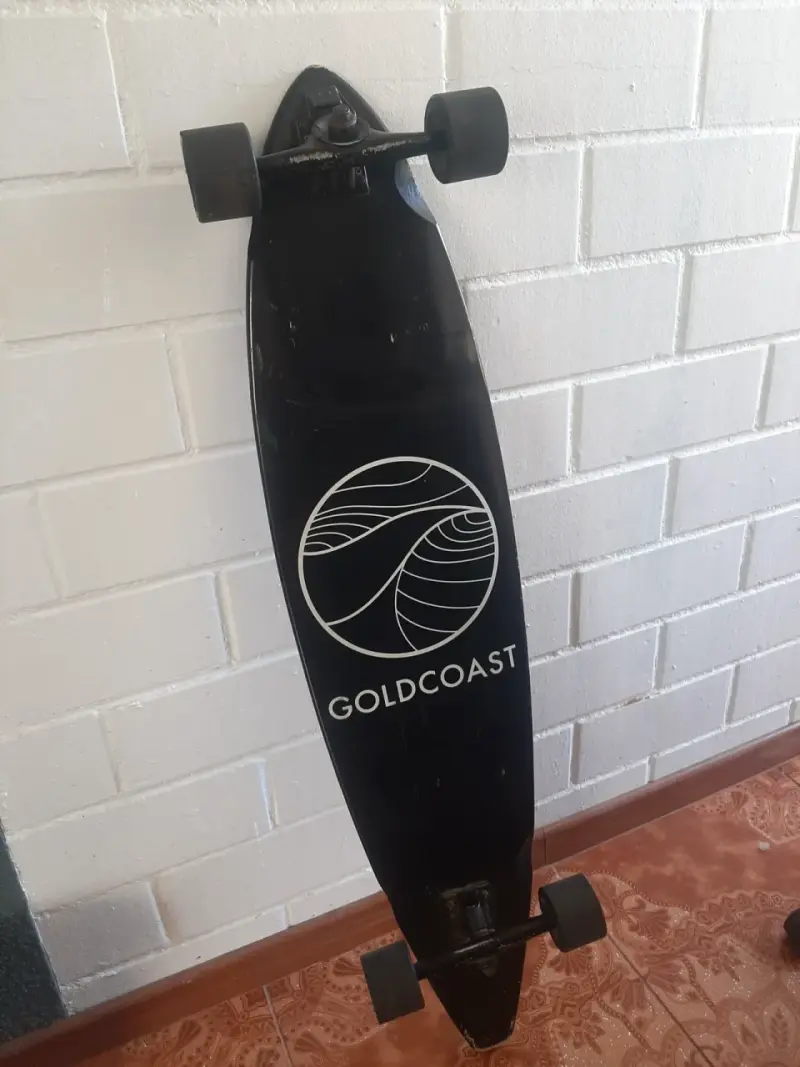 Longboard GoldCoast negro en buen estado - 1