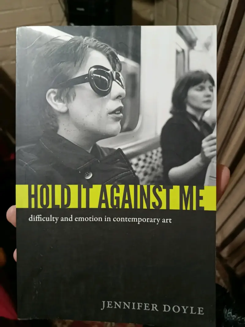 Libro 'Hold It Against Me' de Jennifer Doyle - 1