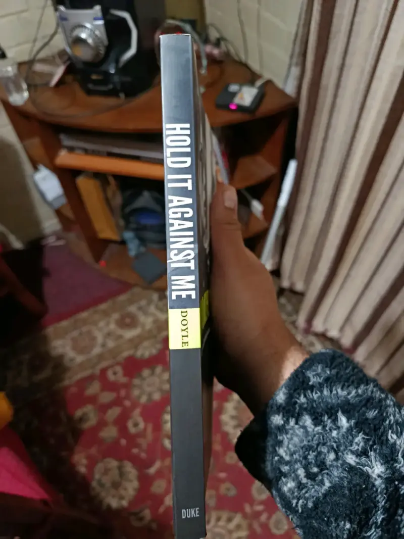 Libro 'Hold It Against Me' de Jennifer Doyle - 3