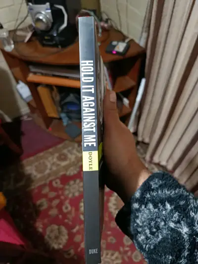 Libro 'Hold It Against Me' de Jennifer Doyle - miniatura 3