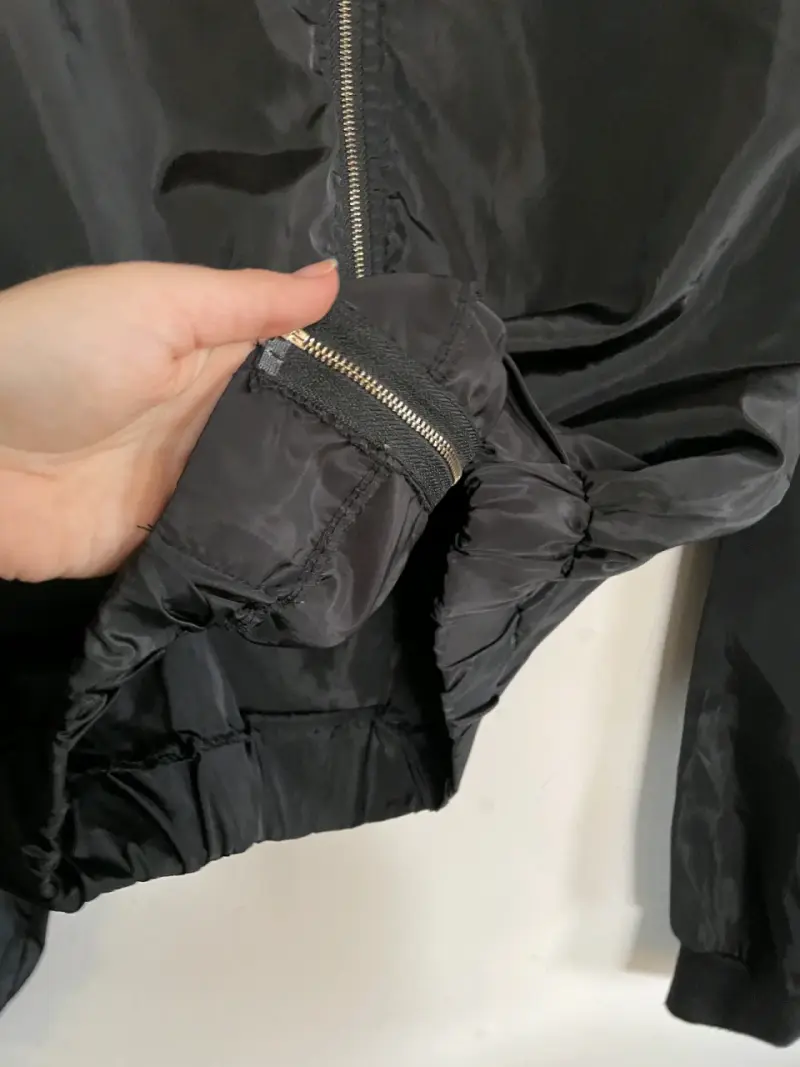 Chaqueta bomber negra con cierre metálico - 2