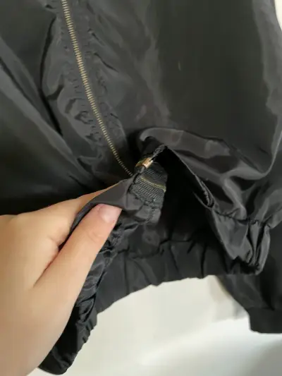 Chaqueta bomber negra con cierre metálico - miniatura 3