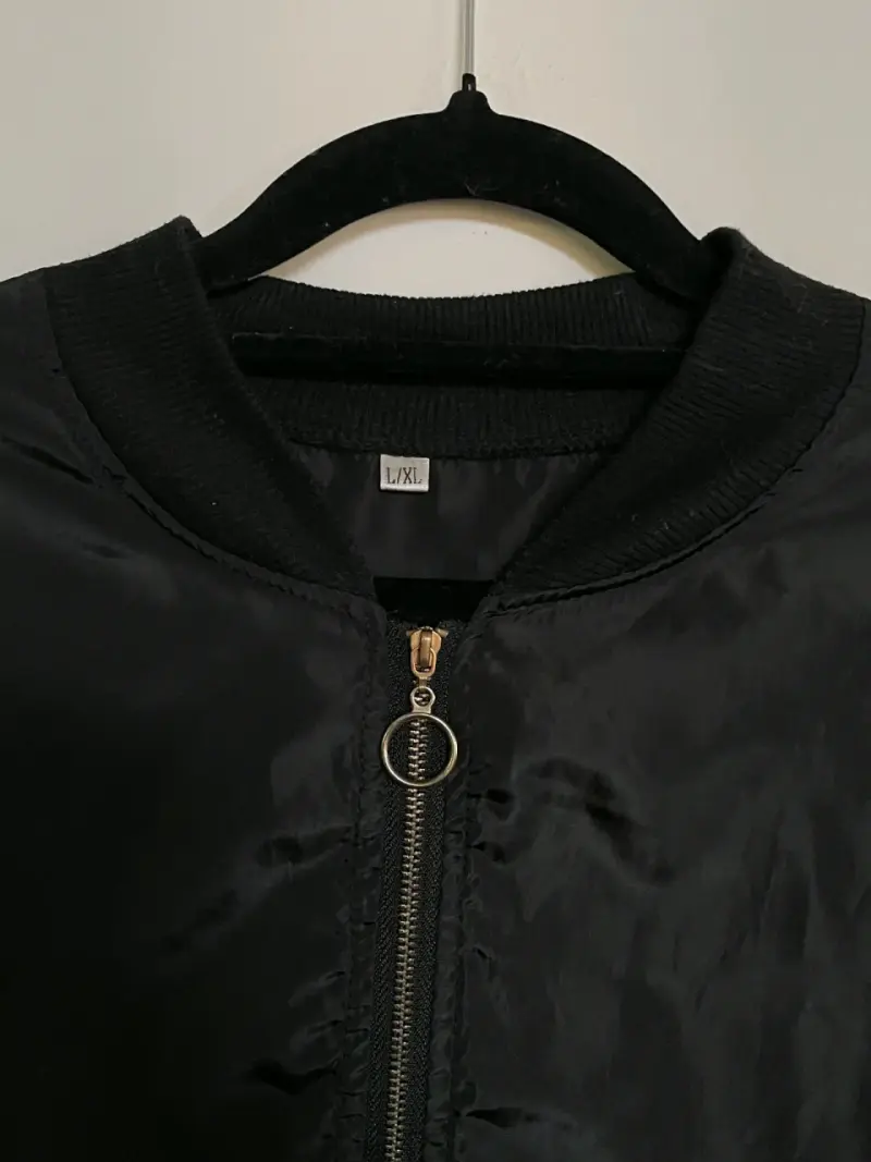 Chaqueta bomber negra con cierre metálico - 4