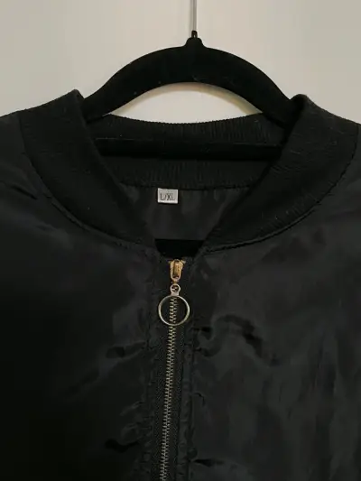 Chaqueta bomber negra con cierre metálico - miniatura 4
