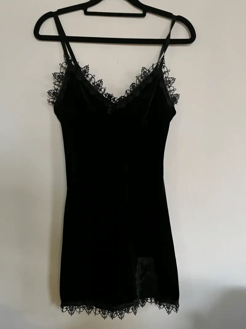 Vestido negro de encaje para mujer - 1