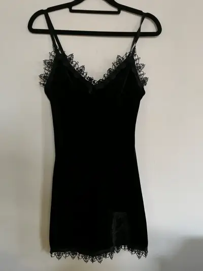 Vestido negro de encaje para mujer - miniatura 1