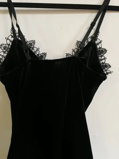 Vestido negro de encaje para mujer - miniatura 2