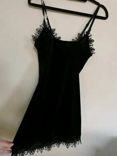 Vestido negro de encaje para mujer - miniatura 3