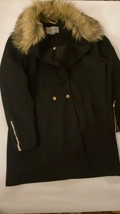 Abrigo negro con cuello de piel sintética - miniatura 1