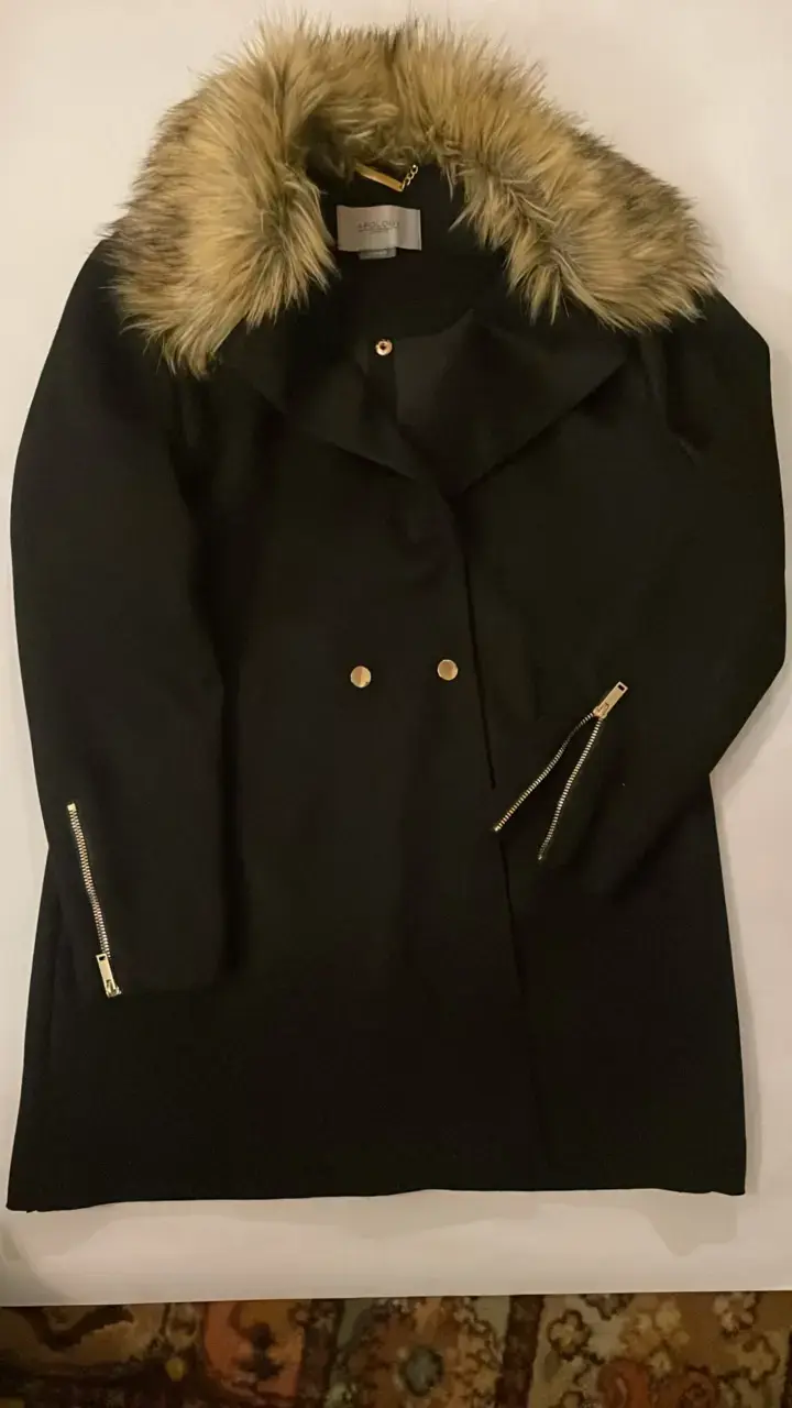 Abrigo negro con cuello de piel sintética - 2