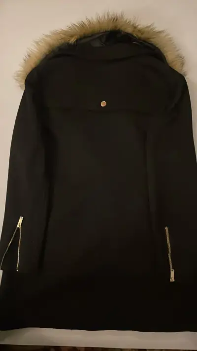 Abrigo negro con cuello de piel sintética - miniatura 3