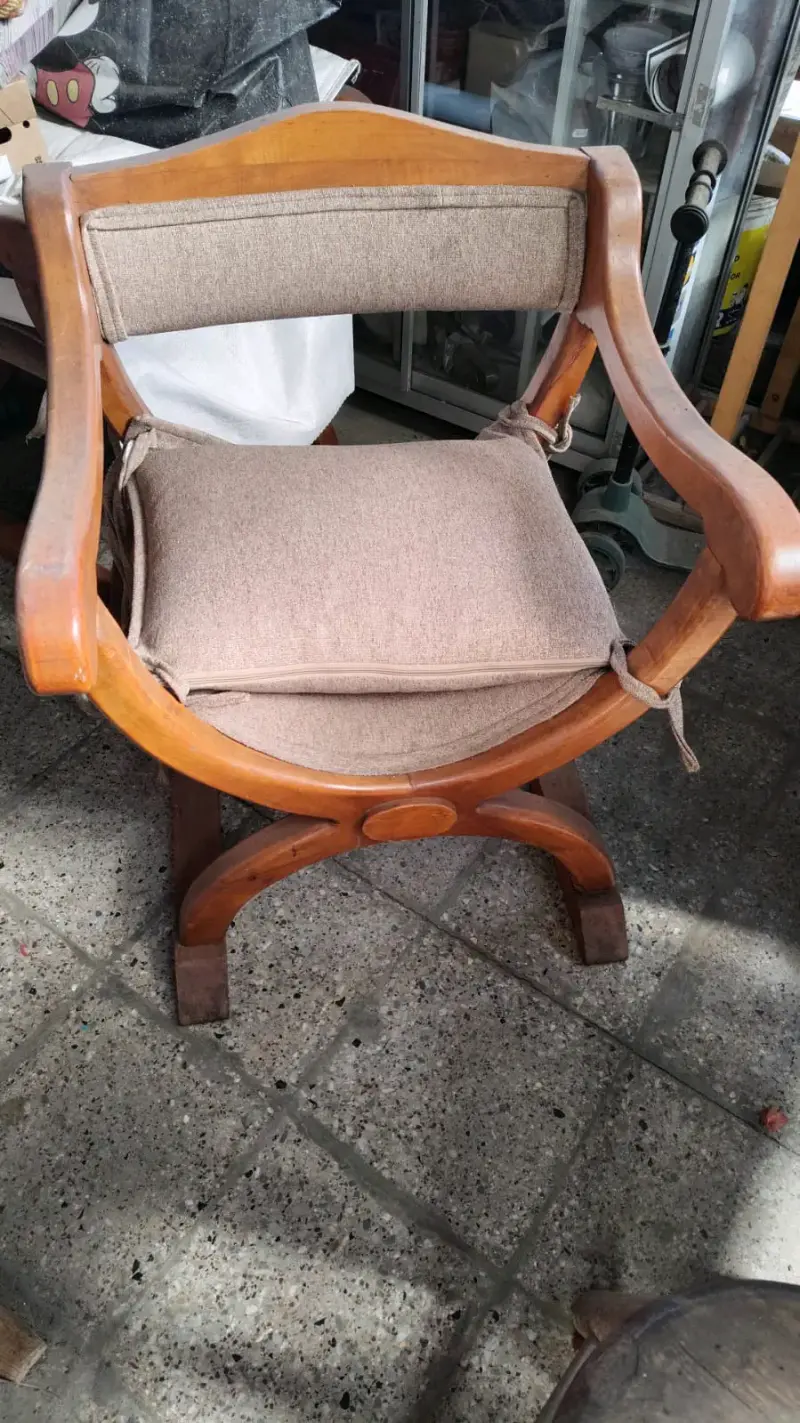 Silla de madera con cojín beige