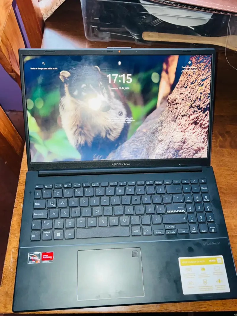 Laptop ASUS Vivobook con procesador AMD Ryzen - 1