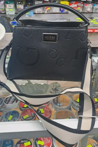 Cartera negra Guess con diseño grabado - miniatura 1