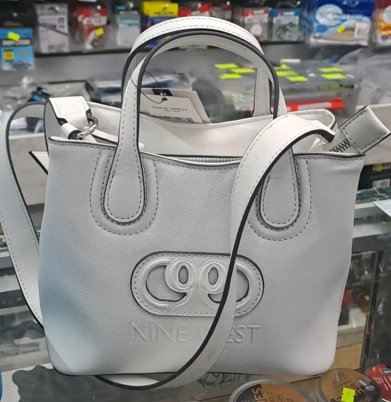 Cartera negra Guess con diseño grabado - 2