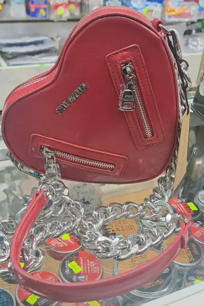 Cartera negra Guess con diseño grabado - miniatura 3