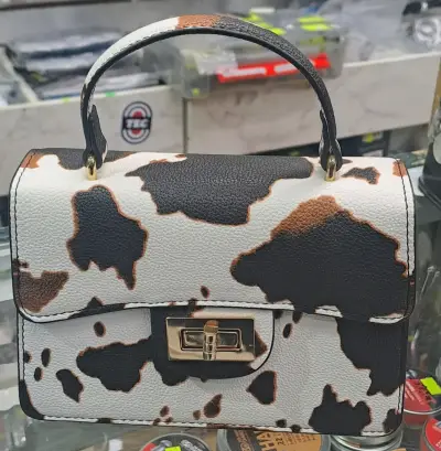 Cartera negra Guess con diseño grabado - miniatura 4