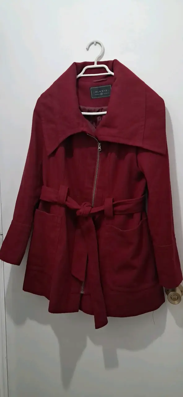 Abrigo rojo con cinturón Alaniz talla 44