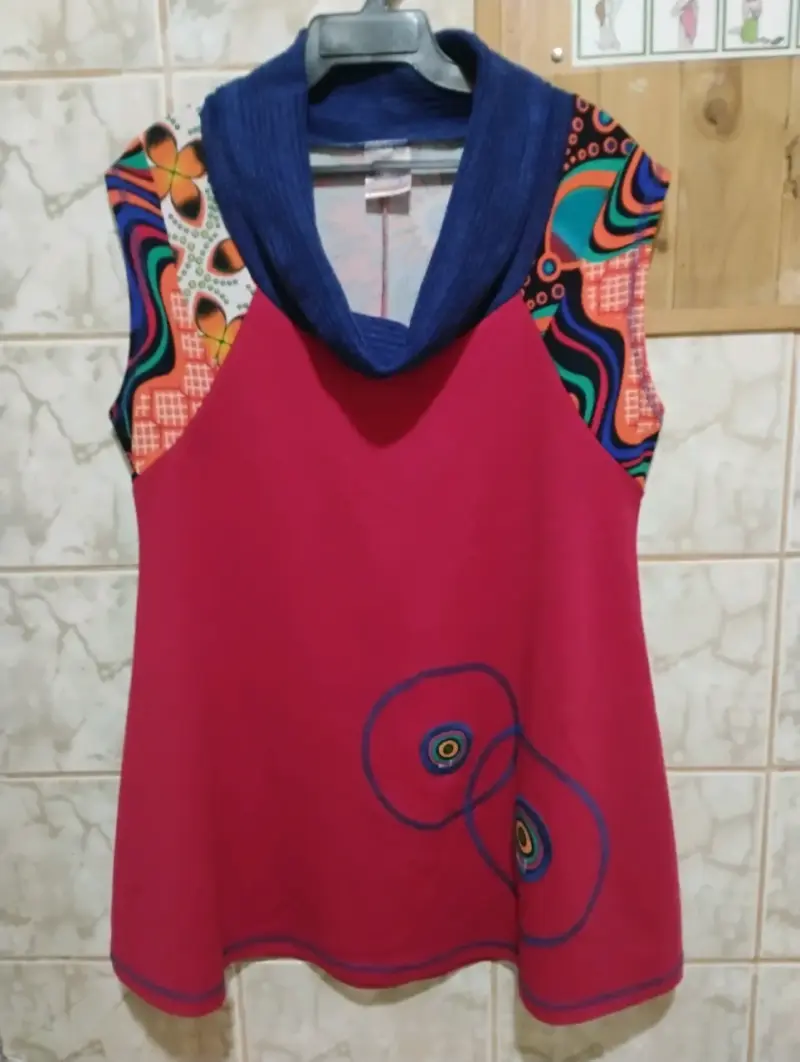 Polera sin mangas con diseño colorido - 1