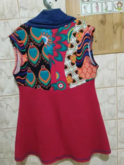 Polera sin mangas con diseño colorido - miniatura 2