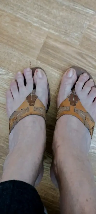 Sandalias de cuero con tacón bajo para mujer - miniatura 4