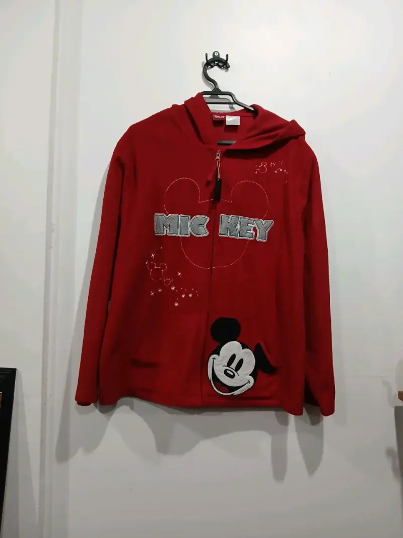 Polerón rojo con capucha de Mickey Mouse