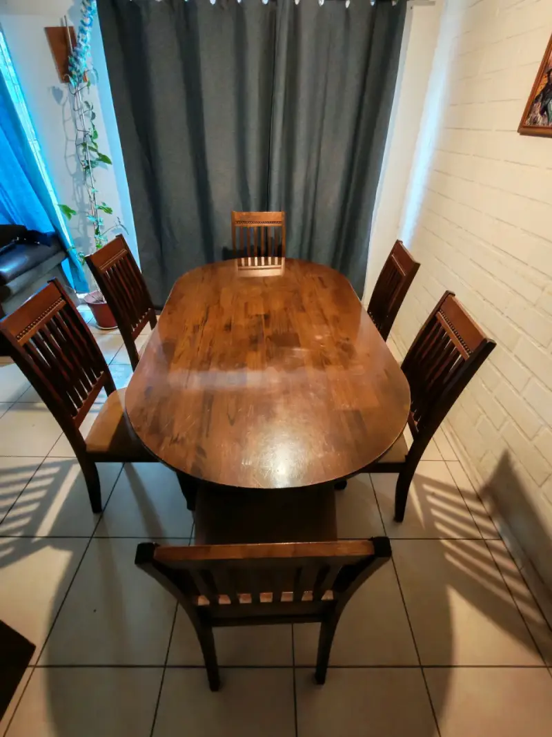 Mesa de comedor de madera con 6 sillas