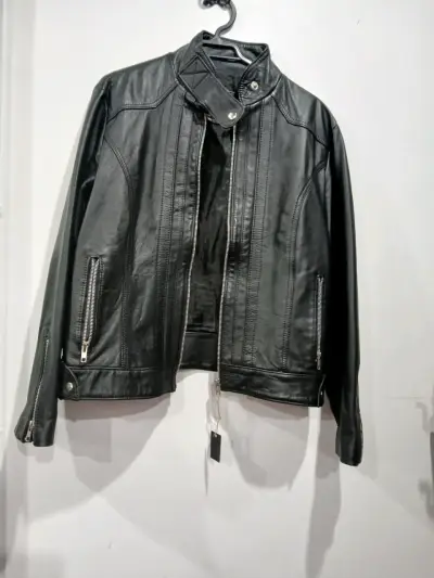 Chaqueta de cuero negra estilo motociclista - miniatura 1
