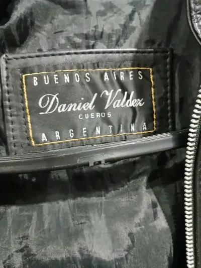 Chaqueta de cuero negra estilo motociclista - miniatura 2