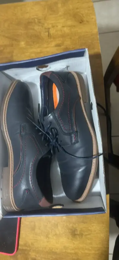 Zapatos de vestir negros para hombre con costuras rojas - miniatura 1