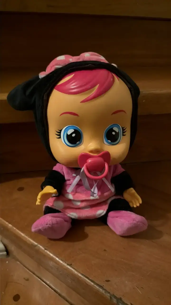 Muñeca interactiva con chupete y ropa rosa - 1