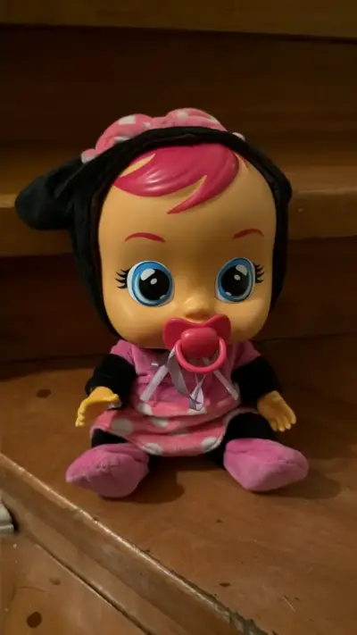 Muñeca interactiva con chupete y ropa rosa - miniatura 1
