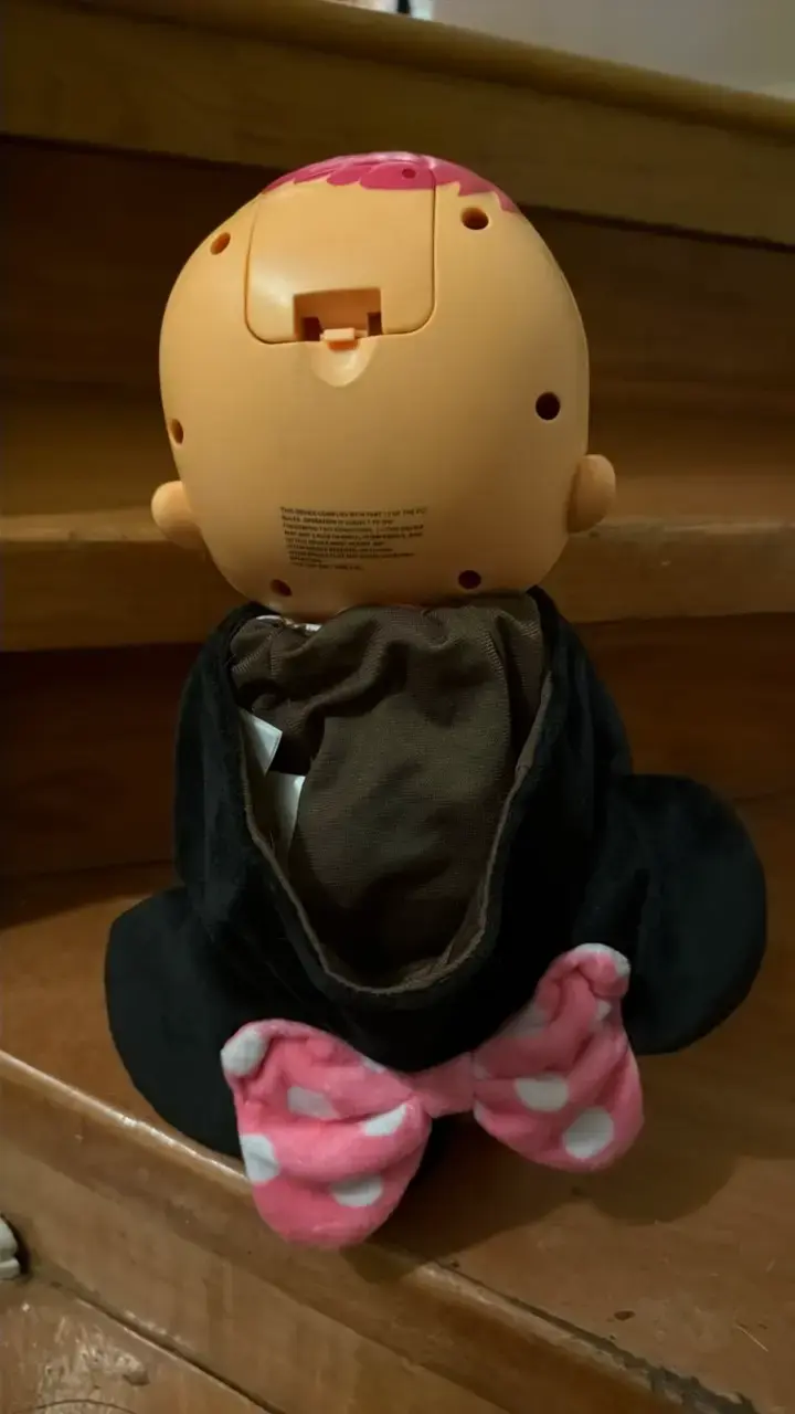 Muñeca interactiva con chupete y ropa rosa - 2