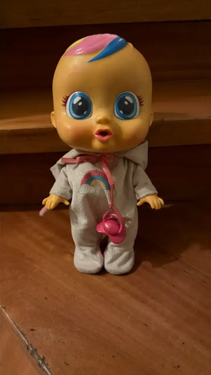 Muñeca interactiva con pijama y chupete - 1