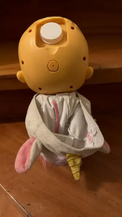 Muñeca interactiva con pijama y chupete - miniatura 2