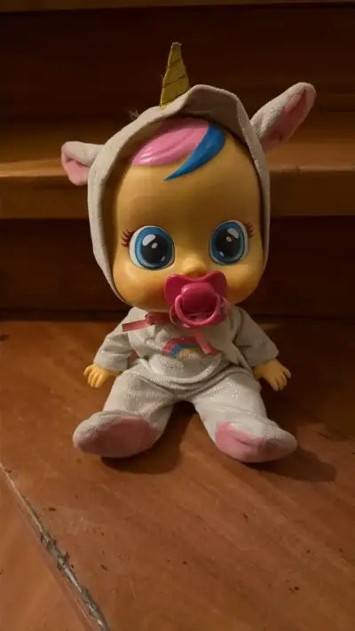 Muñeca interactiva con pijama y chupete - miniatura 3