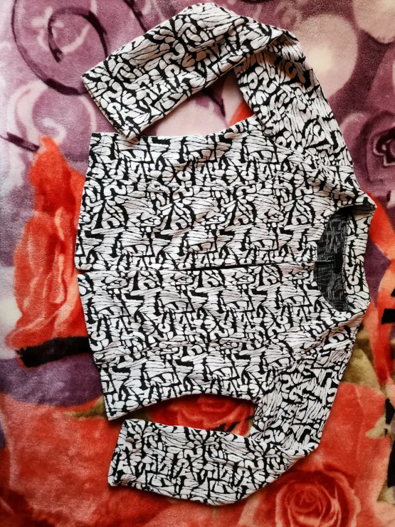 Chaqueta manga larga estampada en blanco y negro