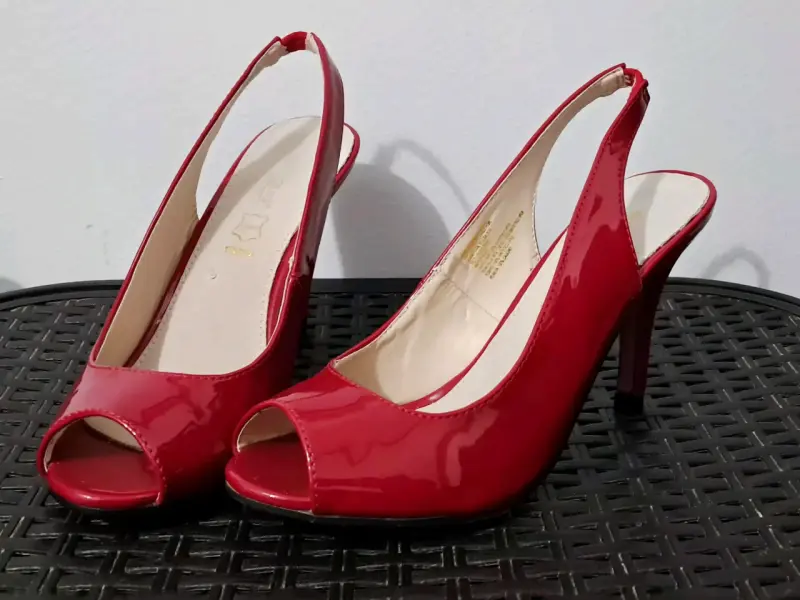 Zapatos de tacón rojo charol