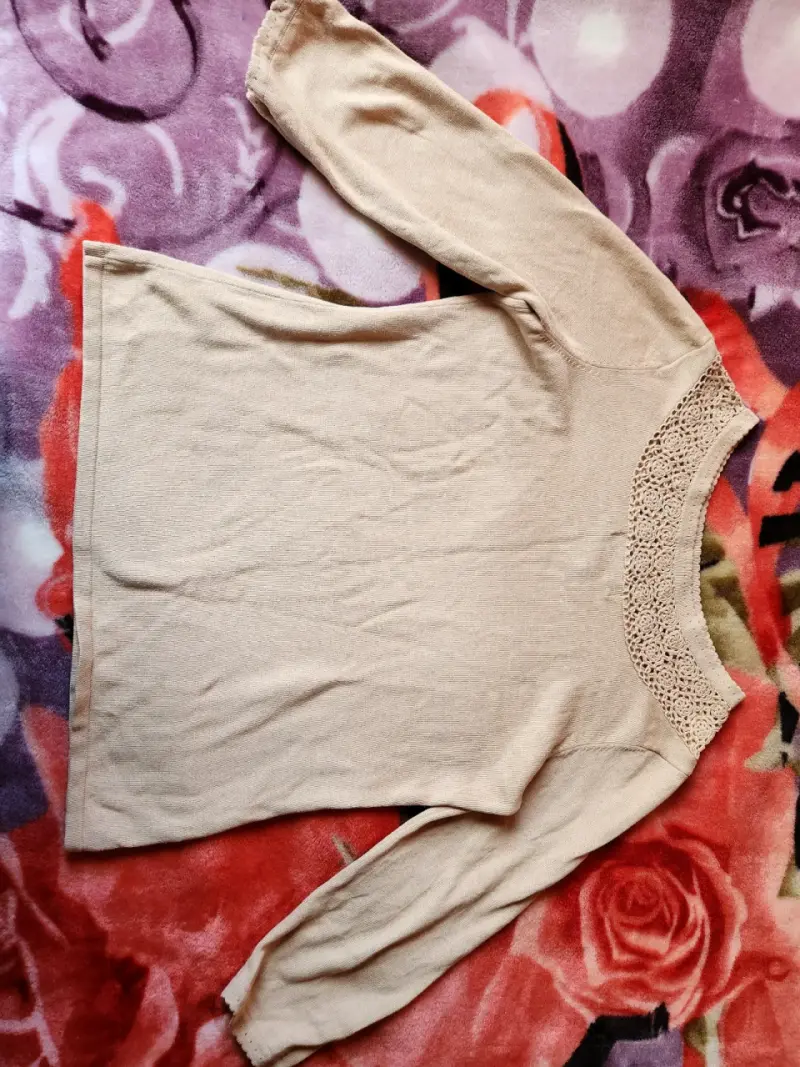 Suéter beige con encaje en cuello