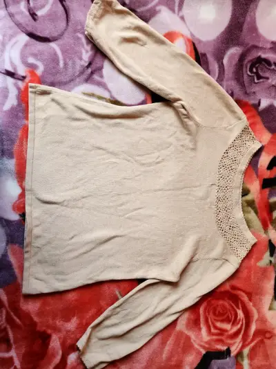 Suéter beige con encaje en cuello - miniatura 1