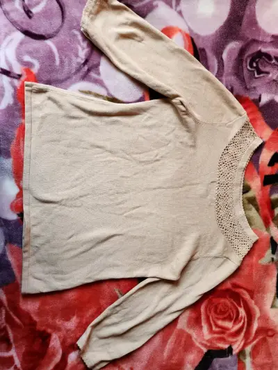 Suéter beige con encaje en cuello - miniatura 2