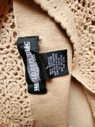 Suéter beige con encaje en cuello - miniatura 3