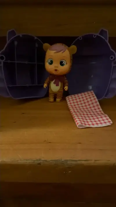 Bebé llorón con casita - miniatura 3