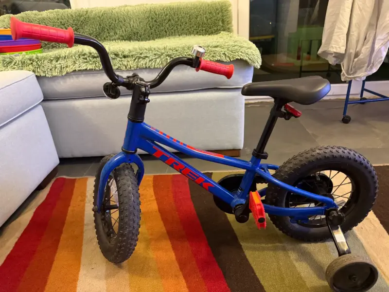 Bicicleta infantil Trek con ruedas de entrenam